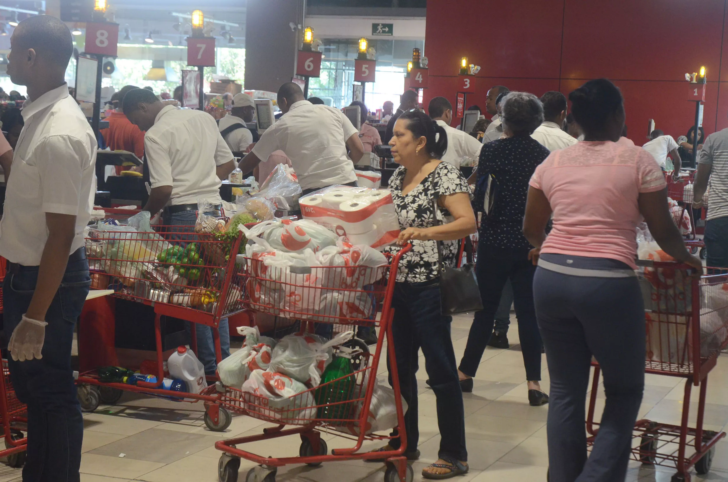 Reportaje a supermercados por la llegasa del virus /foto Jose Leon
