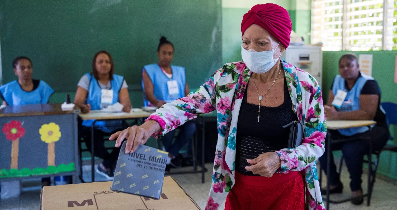 Abren los colegios para las reprogramadas elecciones municipales dominicanas