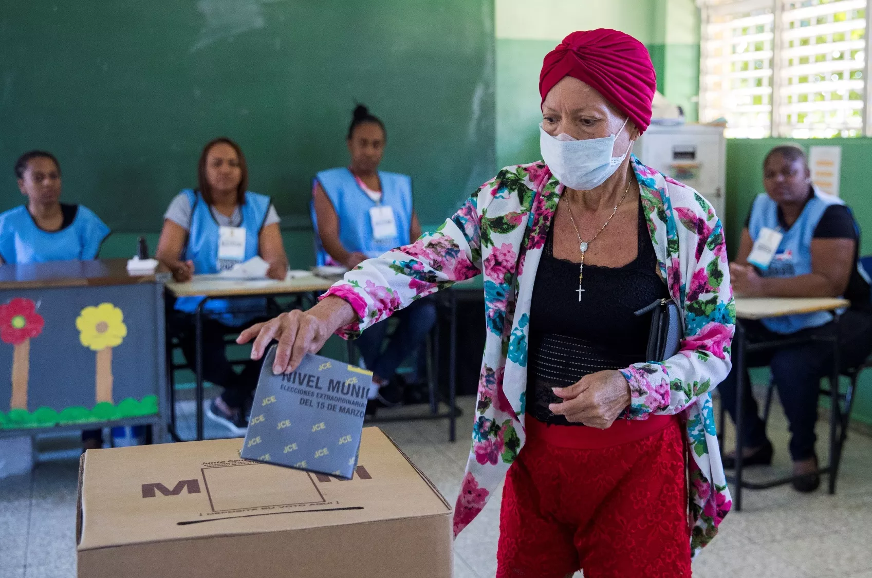 Abren los colegios para las reprogramadas elecciones municipales dominicanas