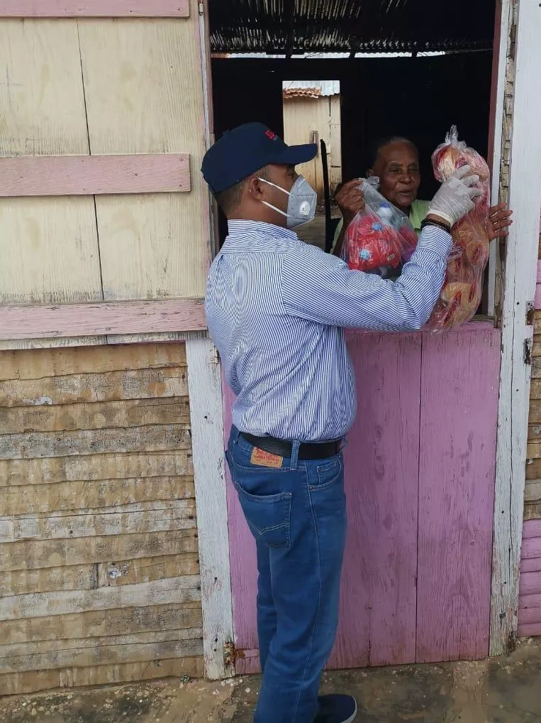 El Alcalde Ramírez entregando raciones alimenticias