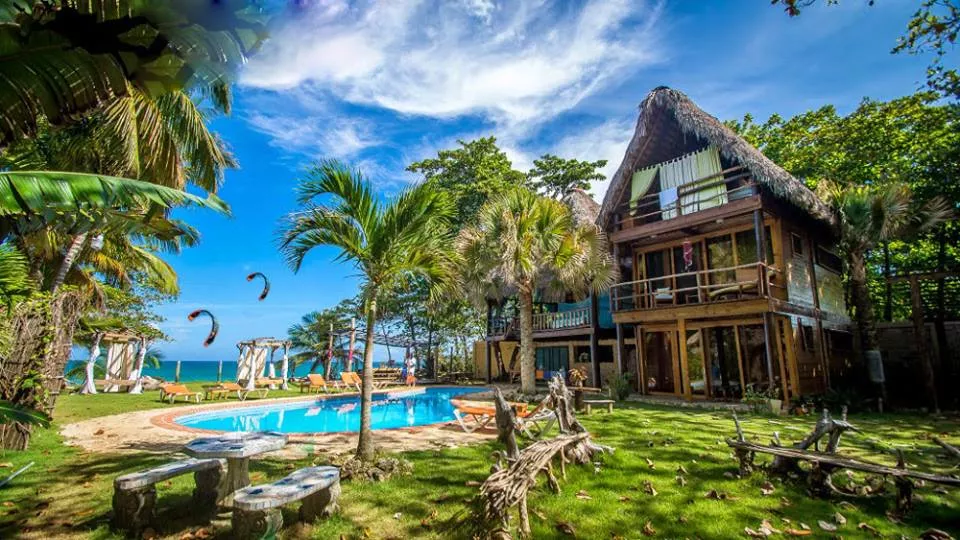 HOTELES DE CABARETE CONTINÚAN OFRECIENDO SERVICIOS A TURISTAS QUE AÚN NO HAN PODIDO MARCHARSE DEL PAÍS