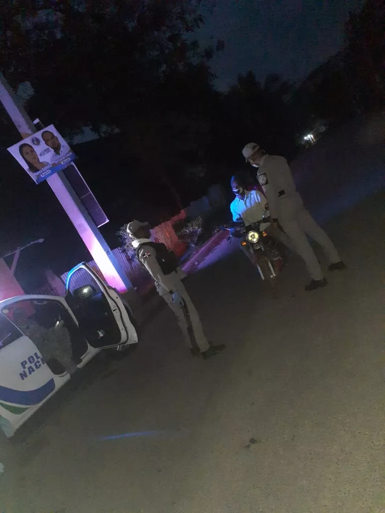 Patrullas policiales en toque de queda