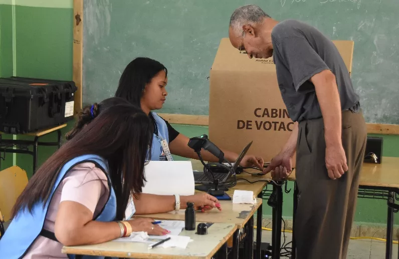 votante ejerciendo su derecho al voto.foto: Alberto Calvo