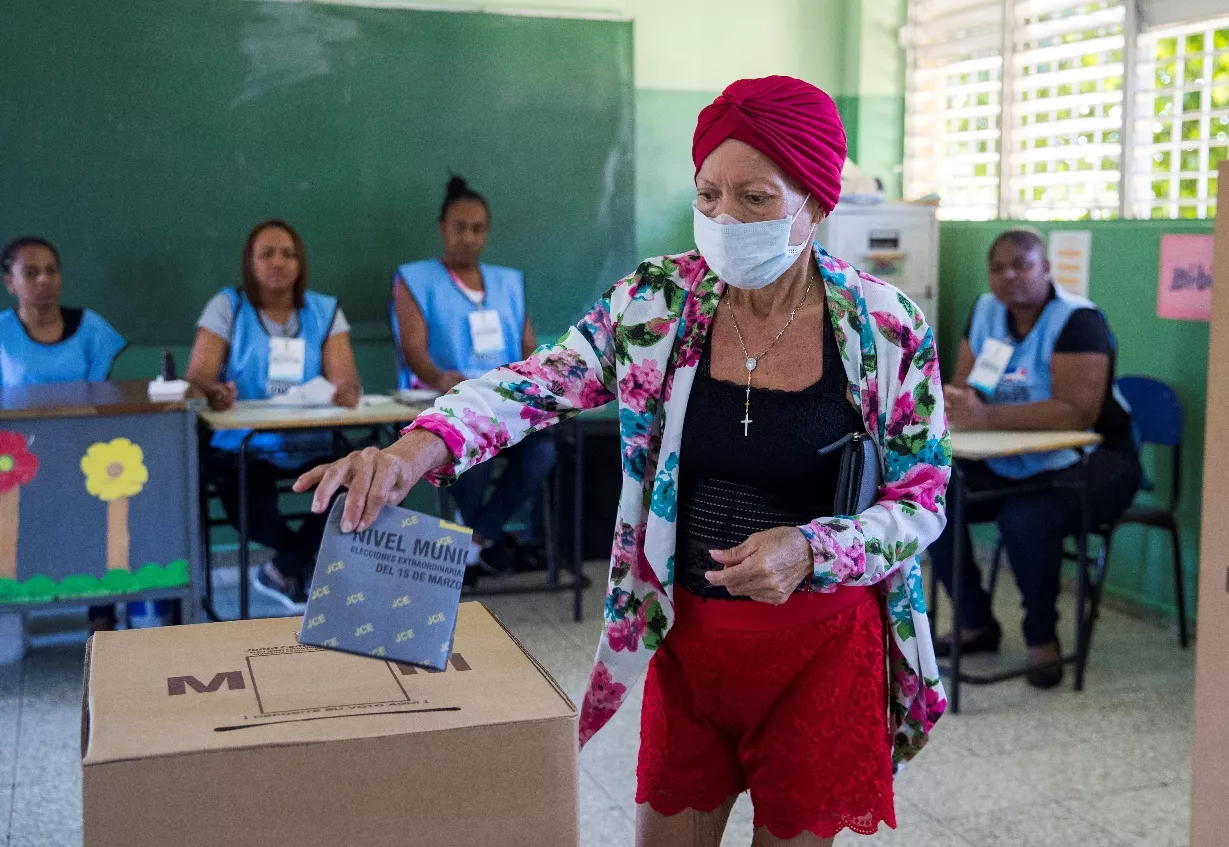 Abren los colegios para las reprogramadas elecciones municipales dominicanas