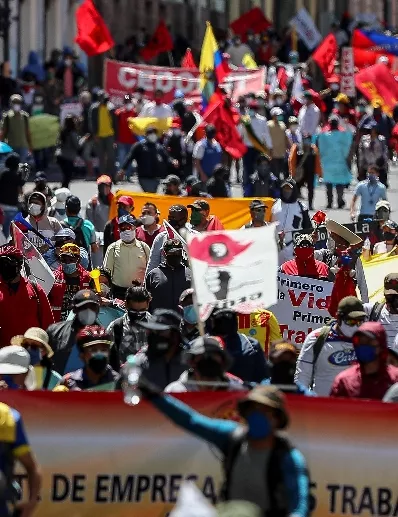 Ecuatorianos desafían al Gobierno y al COVID-19 para protestar en las calles