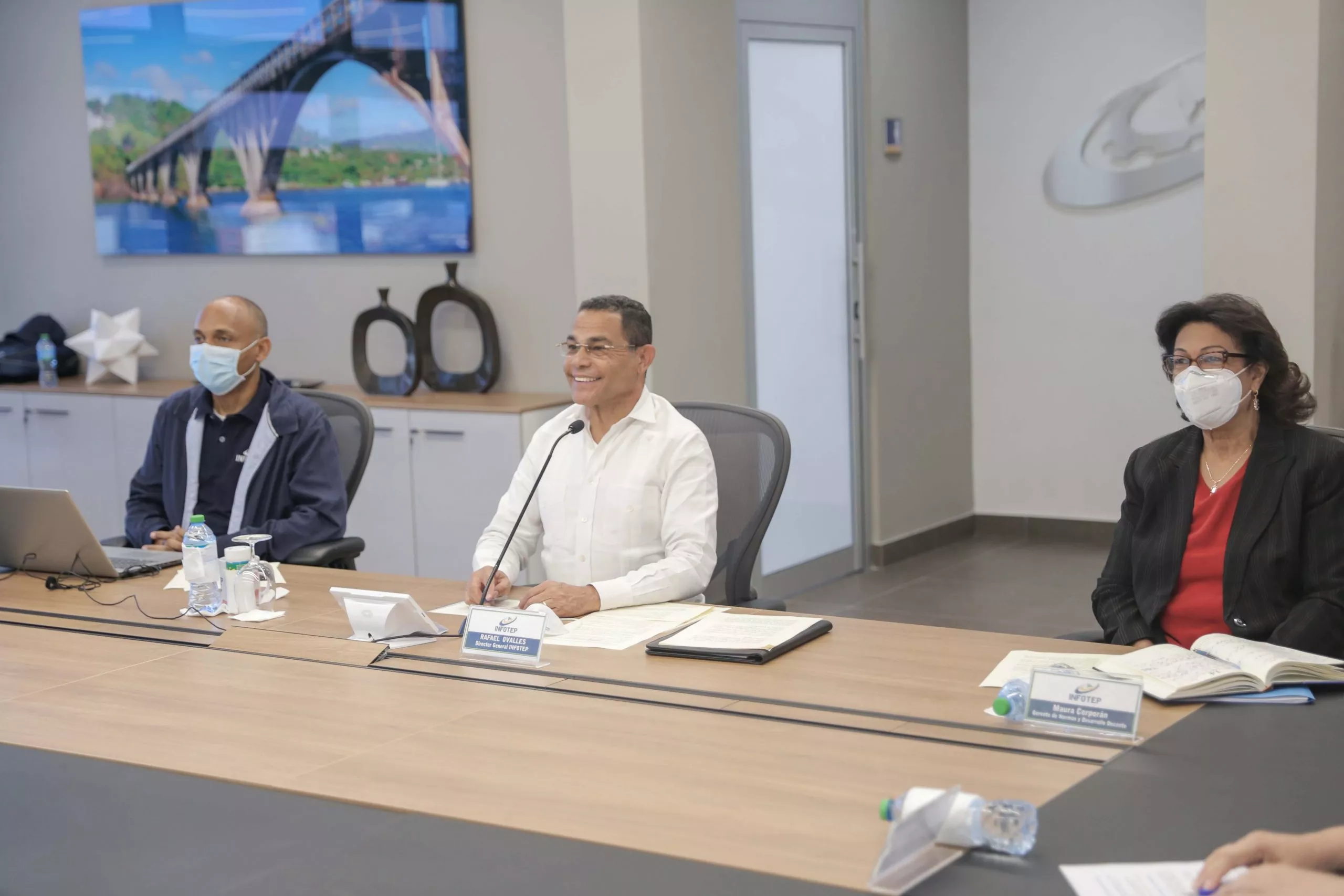 Director general del INFOTEP, Rafael Ovalles, acompañado de Maura Corporán, gerente de Normas y Desarrollo Docente y Alexis de la Rosa, coordinador de INFOTEPVirtual