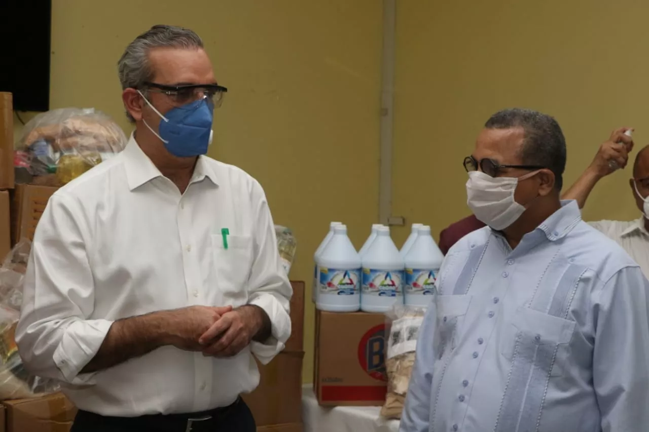 Luis Abinader y el padre Nelson Acevedo