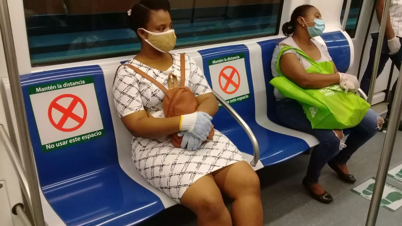 mujeres en el Metro