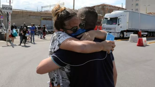 Abrazo-cronoavirus-Covid-19