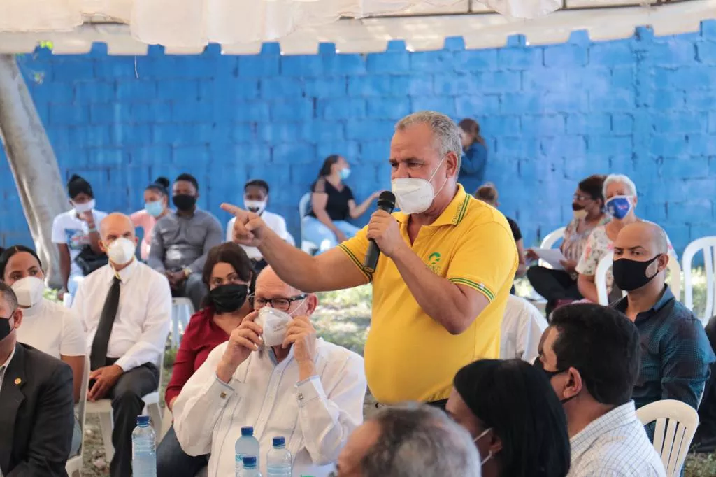 Juan Martínez expone sus propuestas frente a dirigentes de la provincia Peravia.