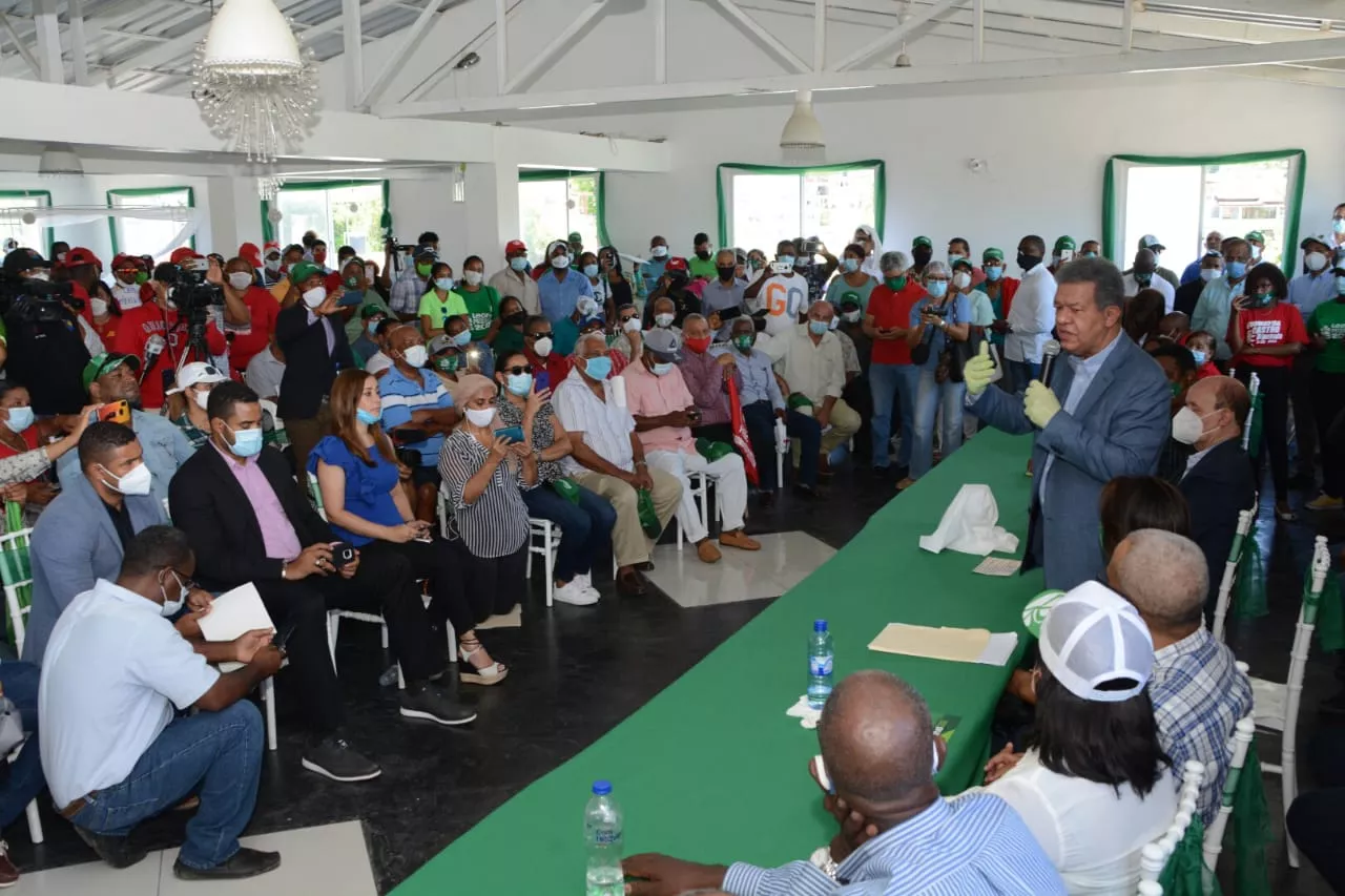 Leonel Fernández junto a seguidores en Samaná