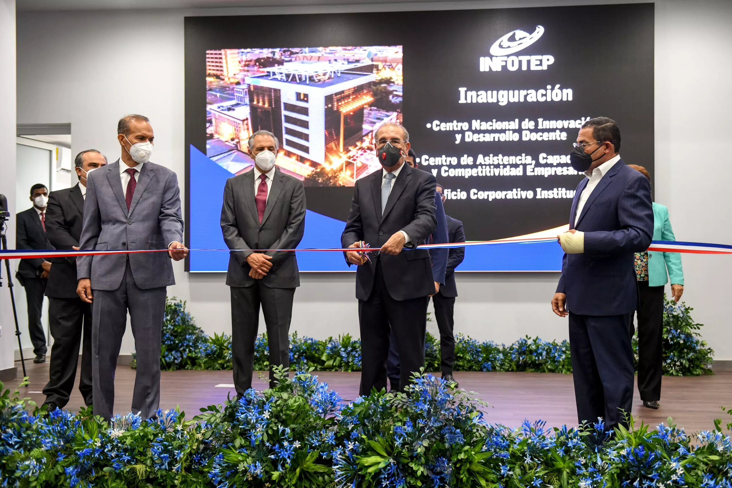 El presidente Medina corta la cinta que daja inaugurado el Edificio Corporativo del INFOTEP
