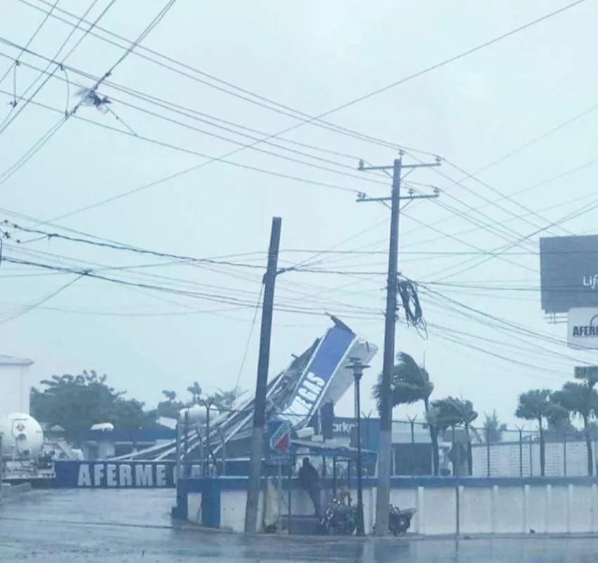 FUERTES VIENTOS DE TORMENTA ISAÍAS DERRIBAN ÁRBOLES, LETREROS Y POSTES ELÉCTRICOS EN PUERTO PLATA (3)
