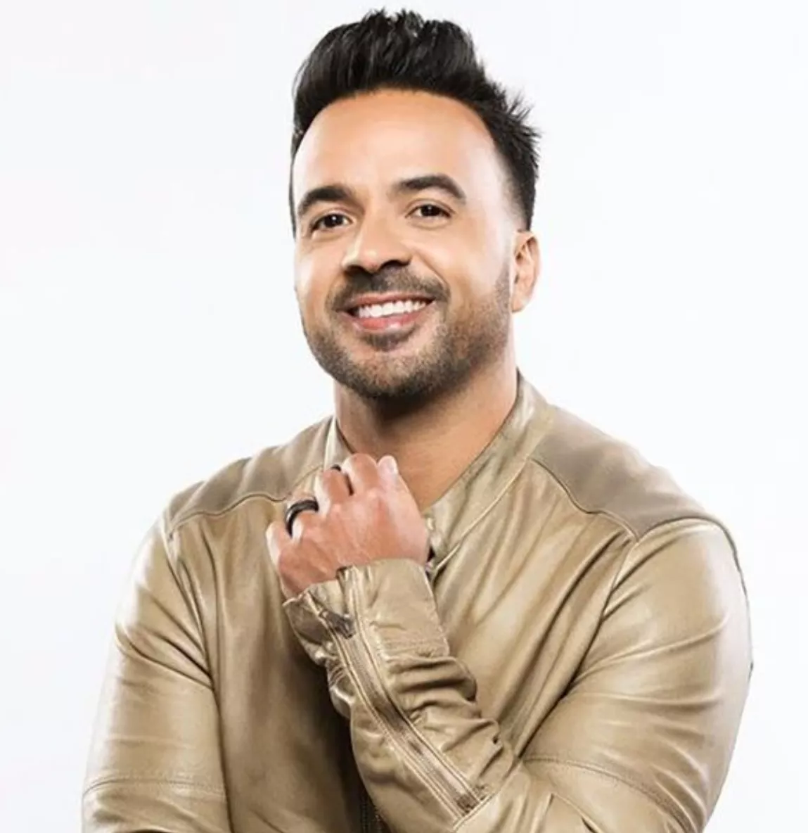 SILUETA LUIS FONSI,p01