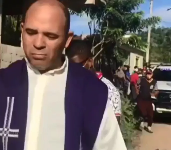 coronel vestido de cura