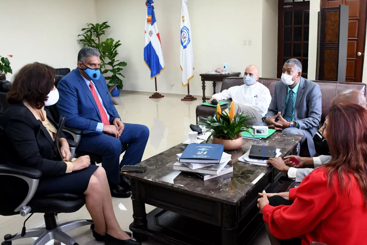 Reunión del Ministro Jesús Vásquez con representantes de las iglesias Cátolica y Evangélica