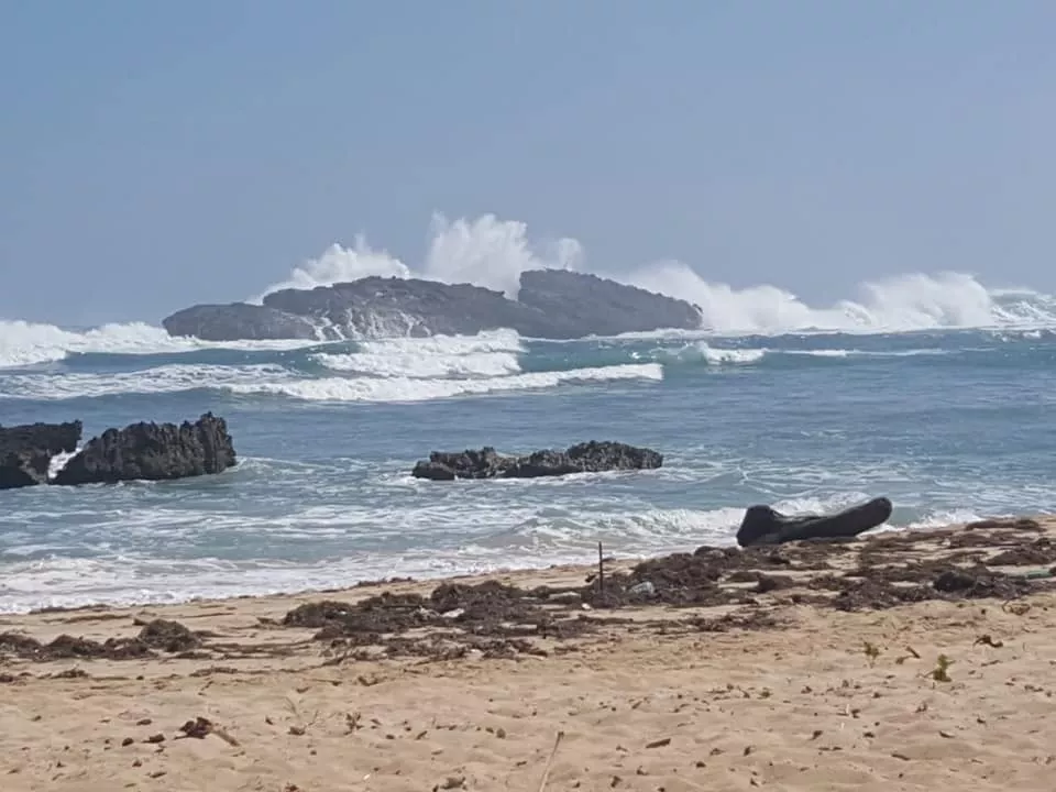 SIGUEN LOS OLEAJES ANORMALES EN COSTAS DE PUERTO PLATA Y EN TODAS LAS COMUNIDADES ATLÁNTICAS DE RD