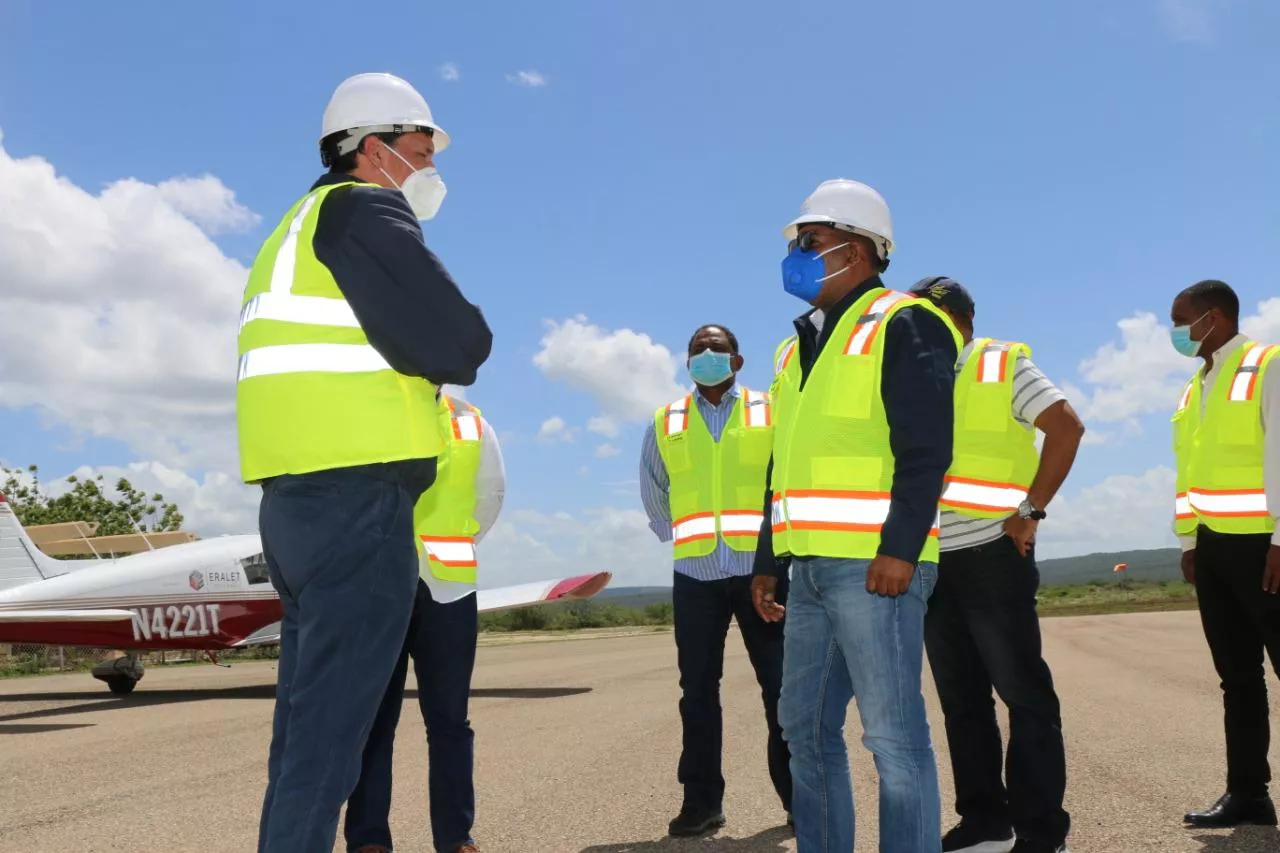 Víctor Pichardo y técnicos durante el recorrido