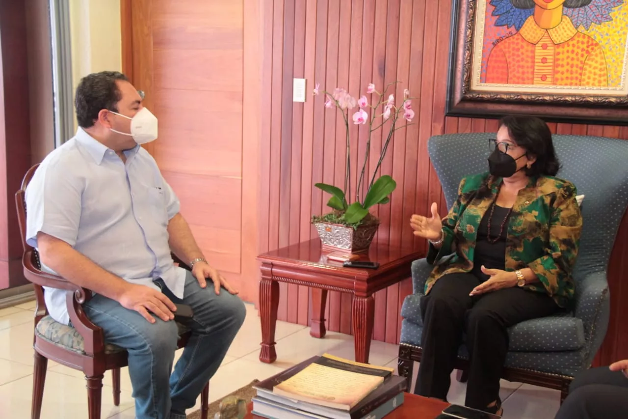 La rectora de la Universidad Autónoma de Santo Domingo (UASD) junto a el director ejecutivo del Servicio Nacional de Salud (SeNaSa), doctor Mario Lama