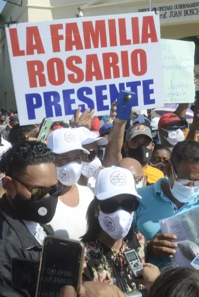 Familia Rosario protestan frente al palacio presidencial/foto Jose de Leon