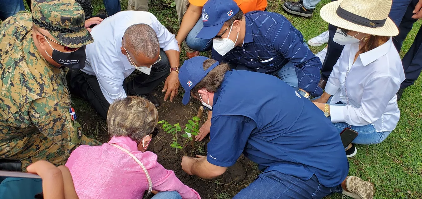 AUTORIDADES REALIZAN JORNADA DE REFORESTACIÓN EN CUENCA DEL RÍO YÁSICA EN ZONA MONTAÑOSA DE PUERTO PLATA