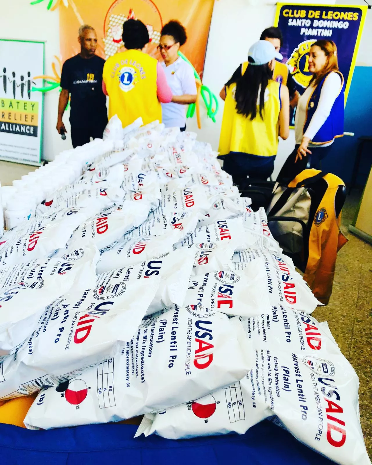 Foto 2, Algunas de las raciones alimenticias donadas por la USAID.