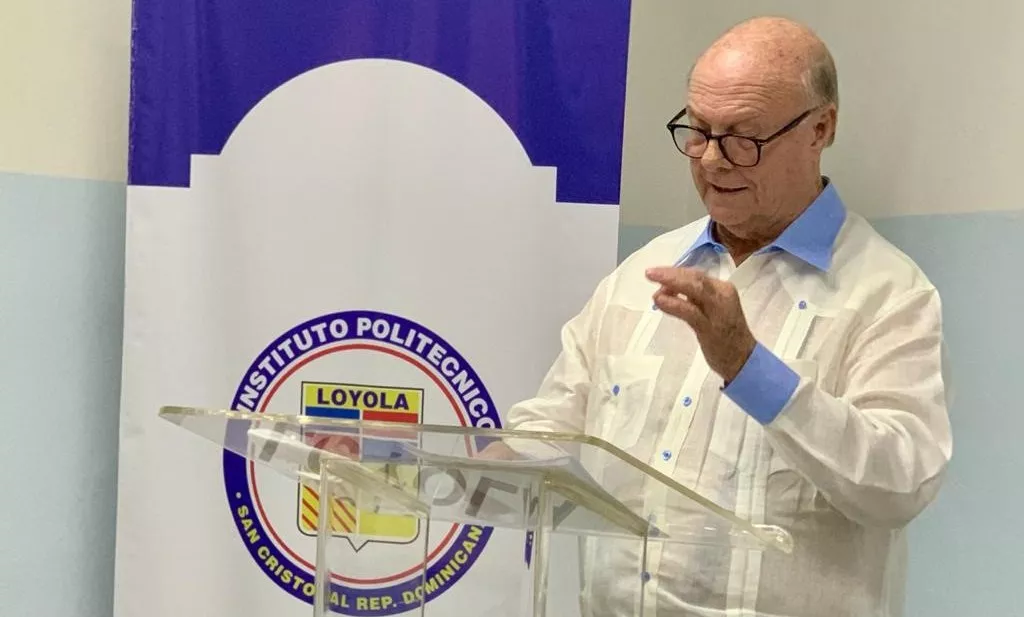 HM mientras expone en el Loyola