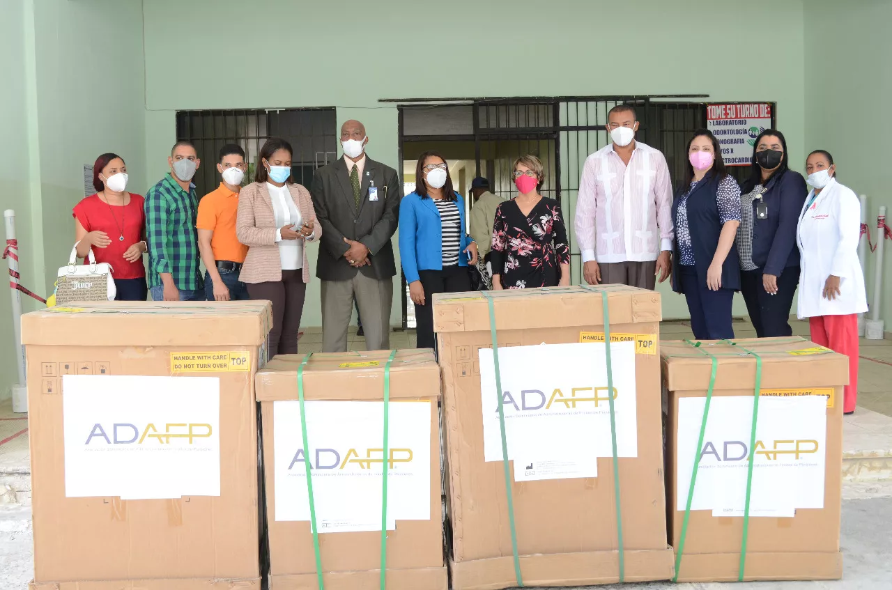 La presidenta ejecutiva de ADAFP entregó la donación de dos ventiladores al Hospitar Dr. Teófilo Hernández en El Seibo (1)