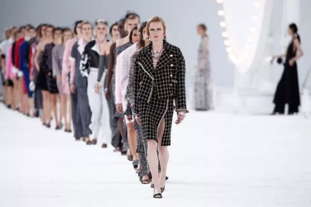 Modelos desfilan con las creaciones de Virginie Viard como parte de la colección primavera/verano 2021 para Chanel