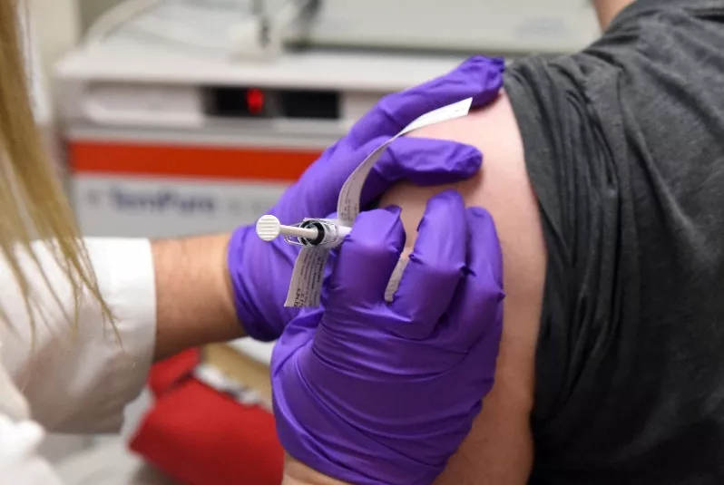 Entre miedo y esperanza: así es ser voluntario de una vacuna del coronavirus