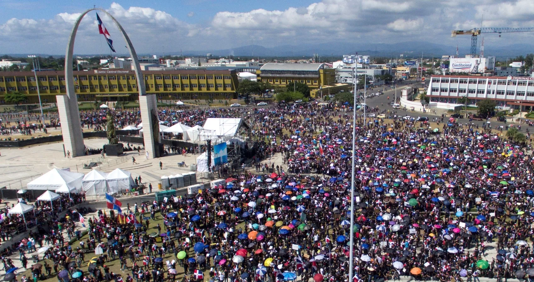 Manifestantes en la Plaza de la Bandera de Santo Domingo