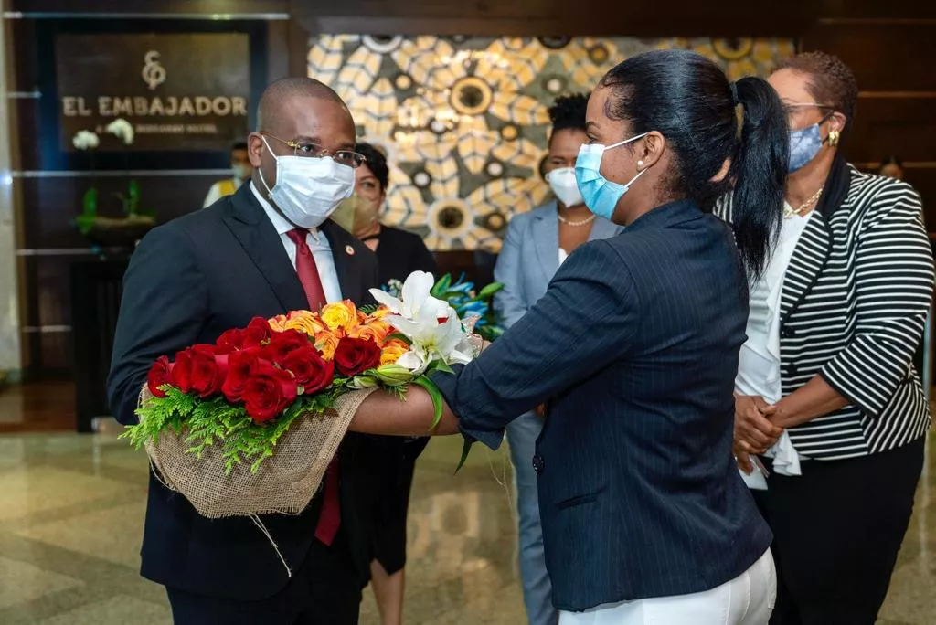 Canciller haitiano Claude Joseph recibiendo flores de bienvenida a la Repùblica Dominicana