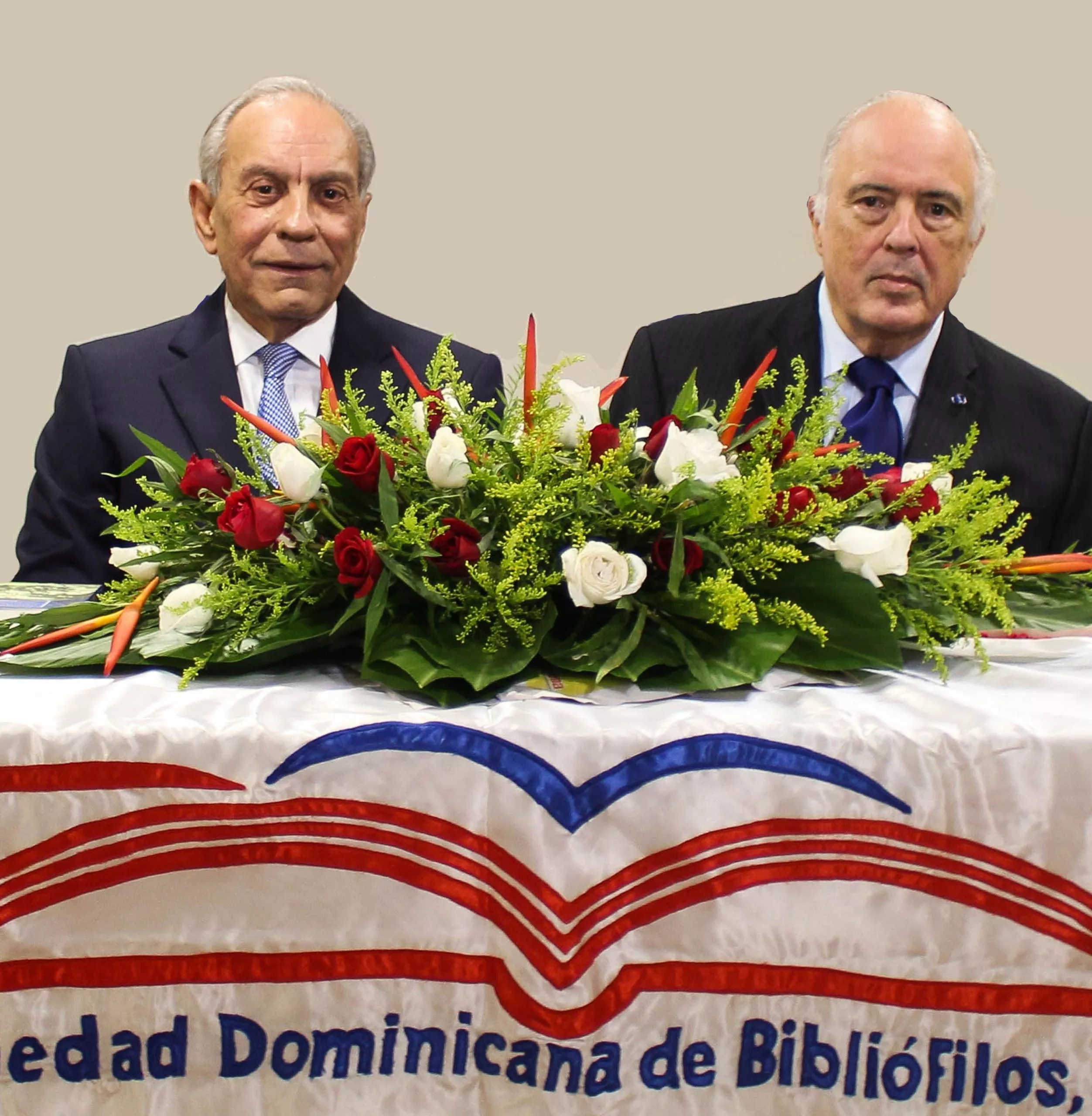 Foto 5 – Dennis Simó y Bernardo Vega, presidente y tesorero de la Sociedad Dominicana de Bibliófilos.