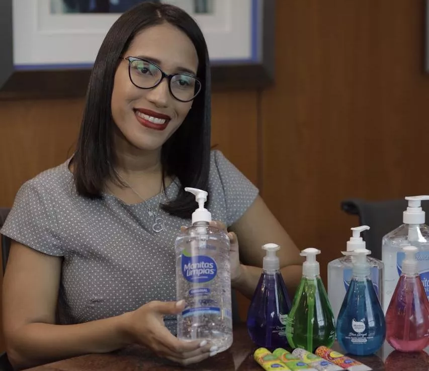 La ejecutiva de la farmacéutica LAM, Gina Torres, junto a los productos.