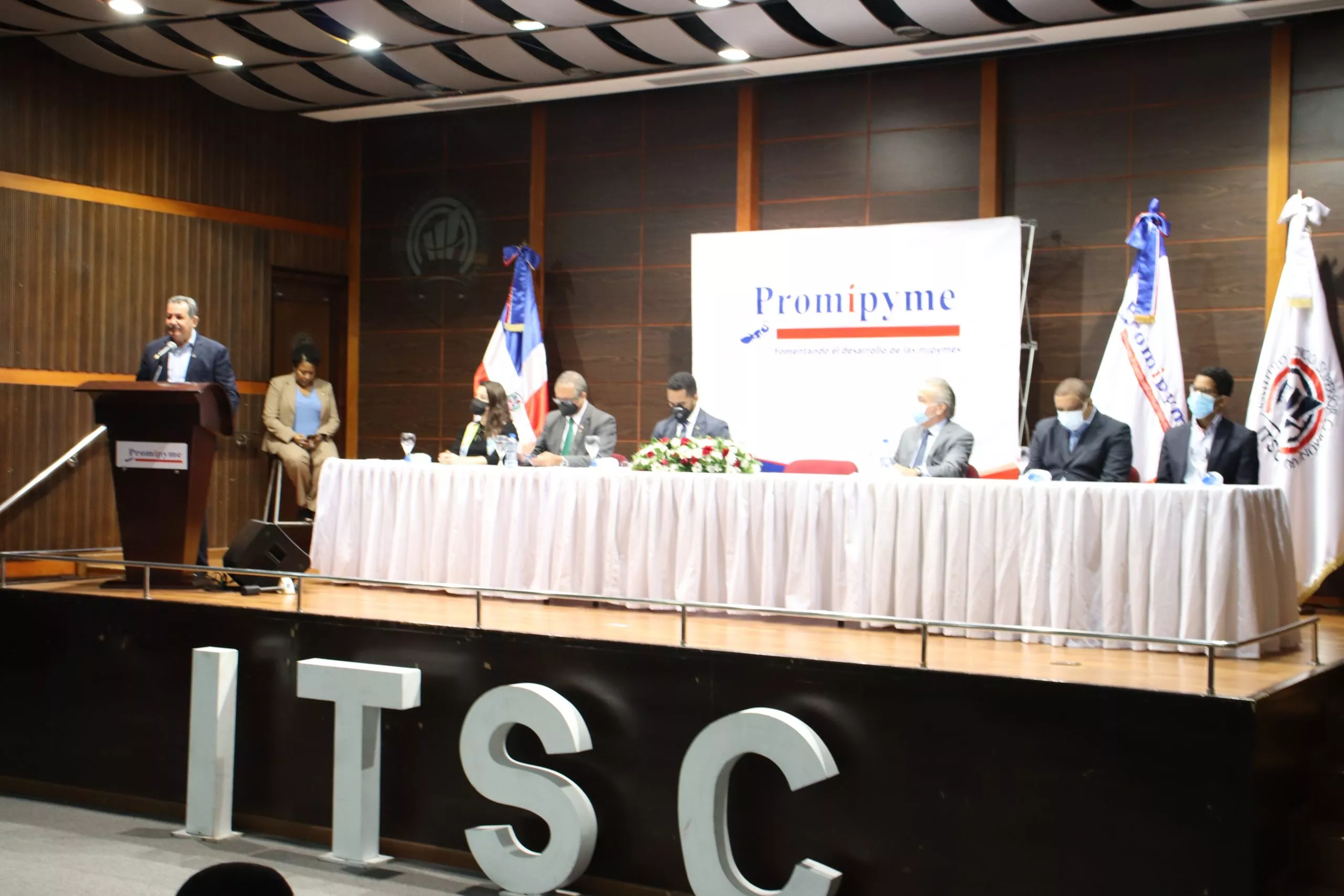 Porfirio Peralta mientras se dirigía a las emprendoras presentes