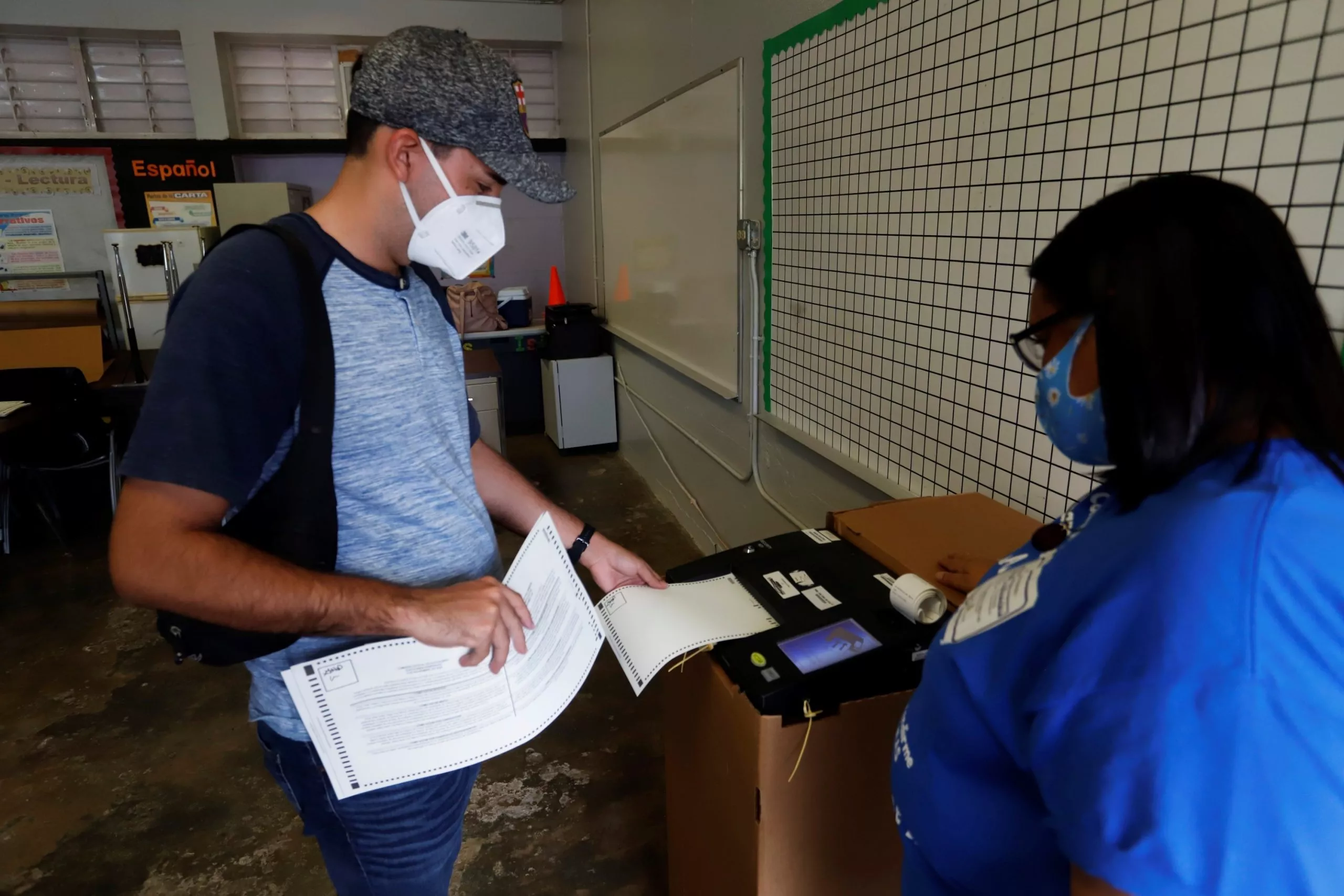 Cierran los colegios electorales en Puerto Rico con largas filas