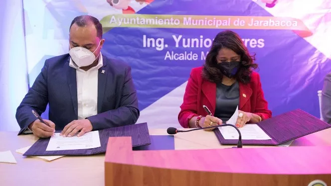 ALCALDE DE JARABACOA Y PRESIDENTA DEL CONANI FIRMAN ACUERDO