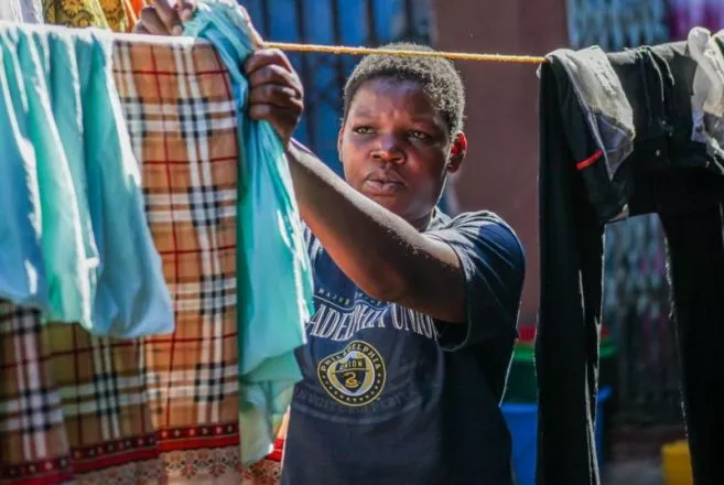 Adama tiene una vida que vivir en su pueblo.