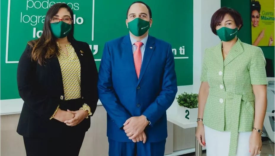 Jenny Arias, Carlos Velásquez, Teodosa Agramonte, ejecutivos de Banco Caribe.