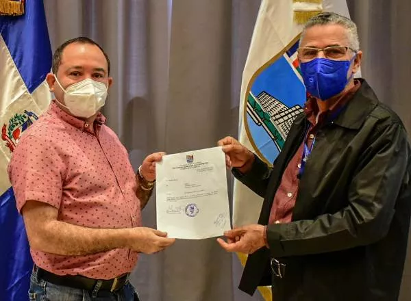 Manuel Jimenes entrega bonos