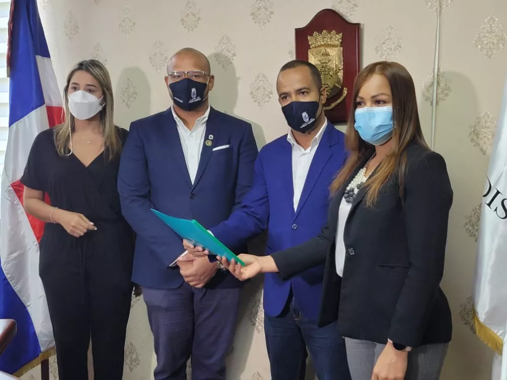 Regidores del DN reciben documento de FUNDEVER