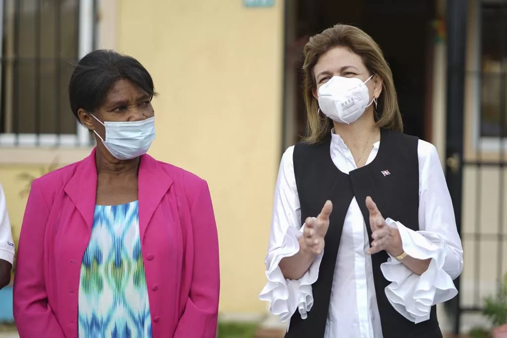 Vicepresidenta junto a Daniela Mondestin beneficiaria