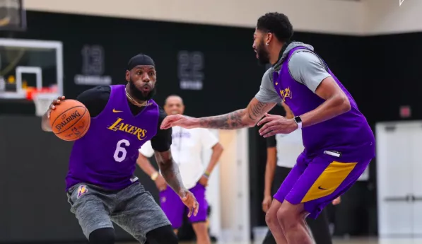 b4e8c707-lebron-james-anthony-davis-y-otro-miembro-de-los-lakers-durante-las-prácticas-del-equipo.