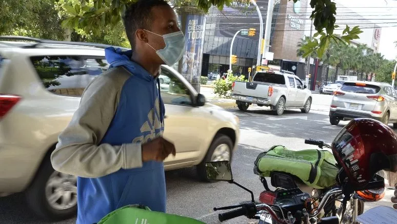 Reportaje a delivery como Globo,Uber y Pedidosya entre otros/foto Jose de Leon