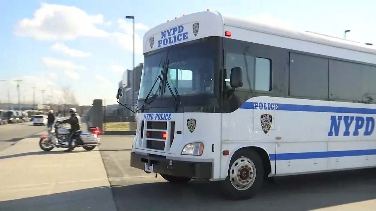 200 policías NYC viajan a Washington apoyar seguridad juramentación Biden_ varios dominicanos entre ellos
