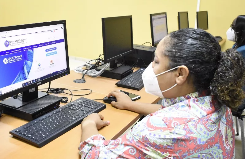 Estudiante virtual de la UASD/foto Jose de Leon