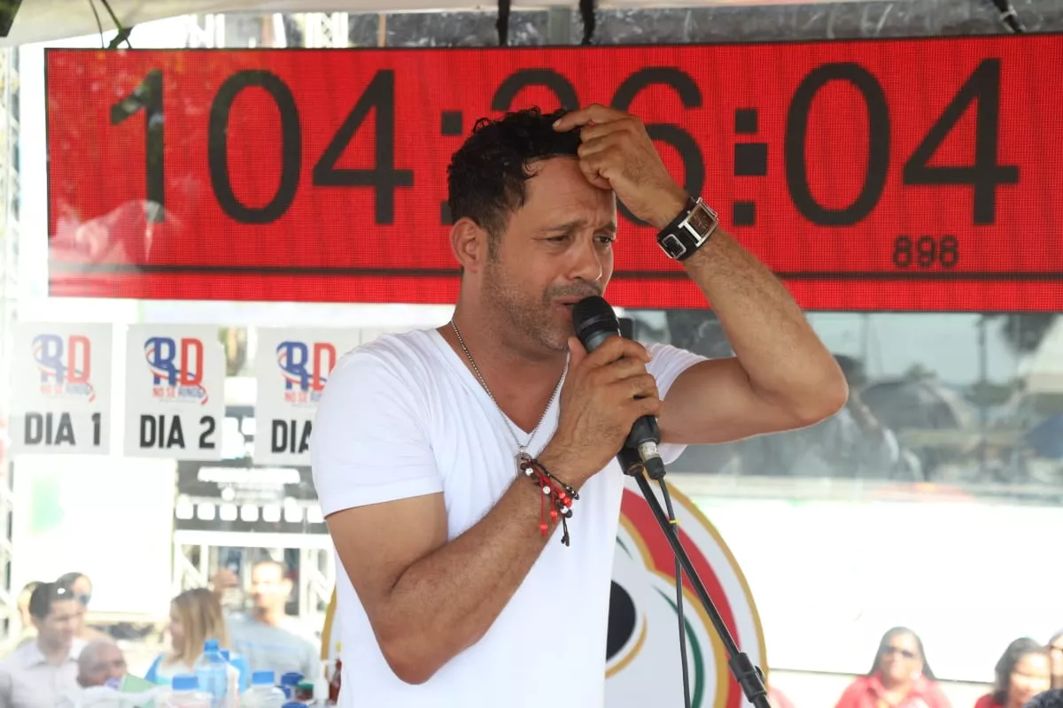 Carlos Silver ha intentado lograr el récord de la persona con más horas canto seguido en varias ocasiones. Fuente externa