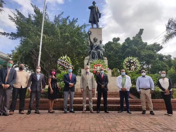 Diputados acuden al parque Duarte.