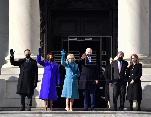 El presidente electo de EE.UU., Joe Biden, su esposa Jill Biden, a vicepresidenta electa, Kamala Harris, y su esposo Douglas Emhoff llegan a la toma de posesión de Joe Biden como presidente de EE.UU