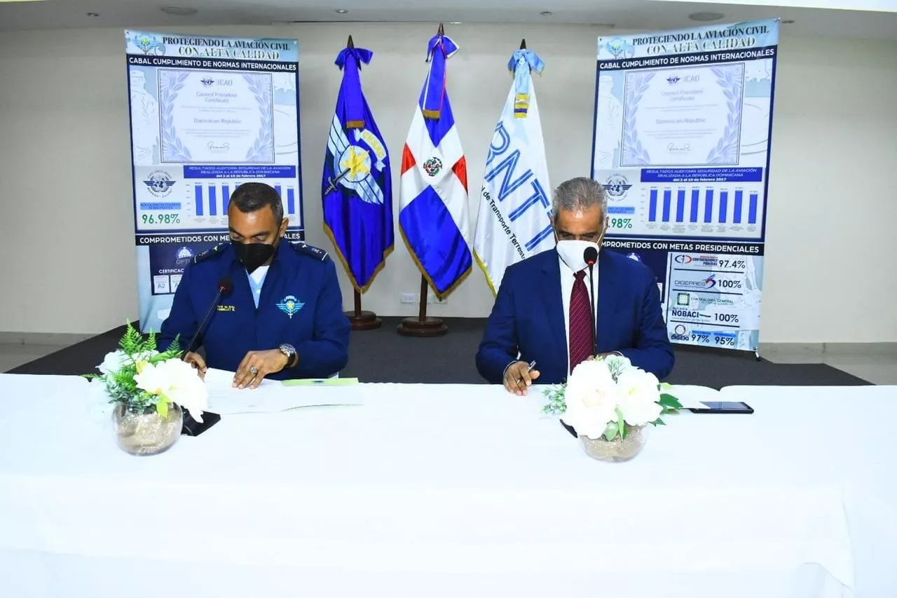 Foto 1, El general Carlos R. Febrillet Rodríguez y Armando Rivas, firman el acuerdo.